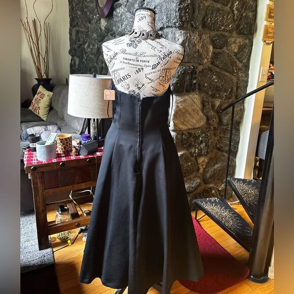 Chic Black Strapless Dress with Bow Detail - Picture 4 of 11